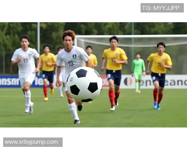 身披长袖战袍的球星在绿茵场上奋力拼搏展现激情瞬间